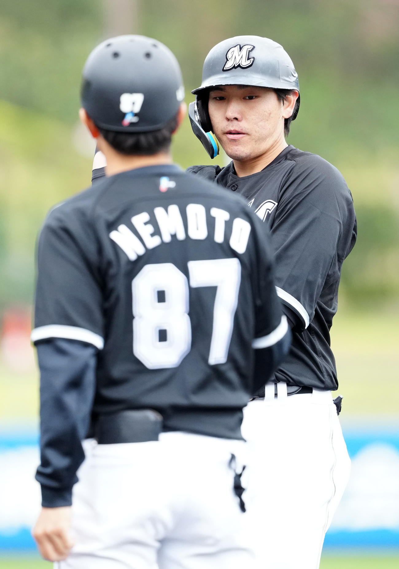 ヤクルト対ロッテ　1回表ロッテ1死、右前打を放った安田（右）（撮影・江口和貴）