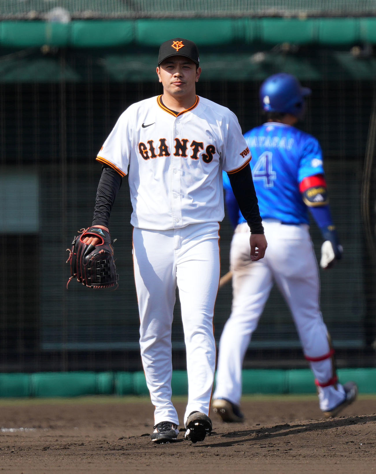 巨人対DeNA 6回表DeNA1死、度会（右）を見逃し三振に仕留める石川（撮影・横山健太）