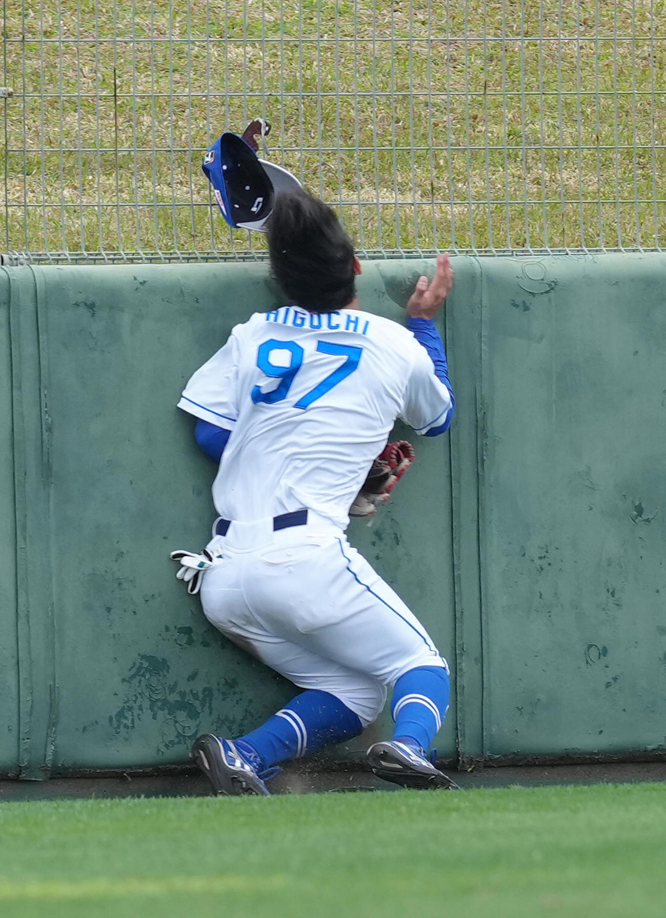 中日対日本ハム　8回表日本ハム2死一塁、マルティネスの打球を追った左翼手樋口はフェンスにぶつかり負傷交代となる（撮影・足立雅史）