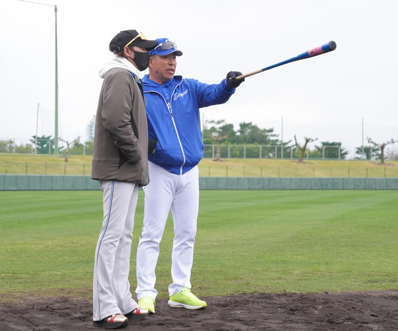 グラウンドで談笑する日本ハム新庄監督（左）と中日井上監督（撮影・足立雅史）