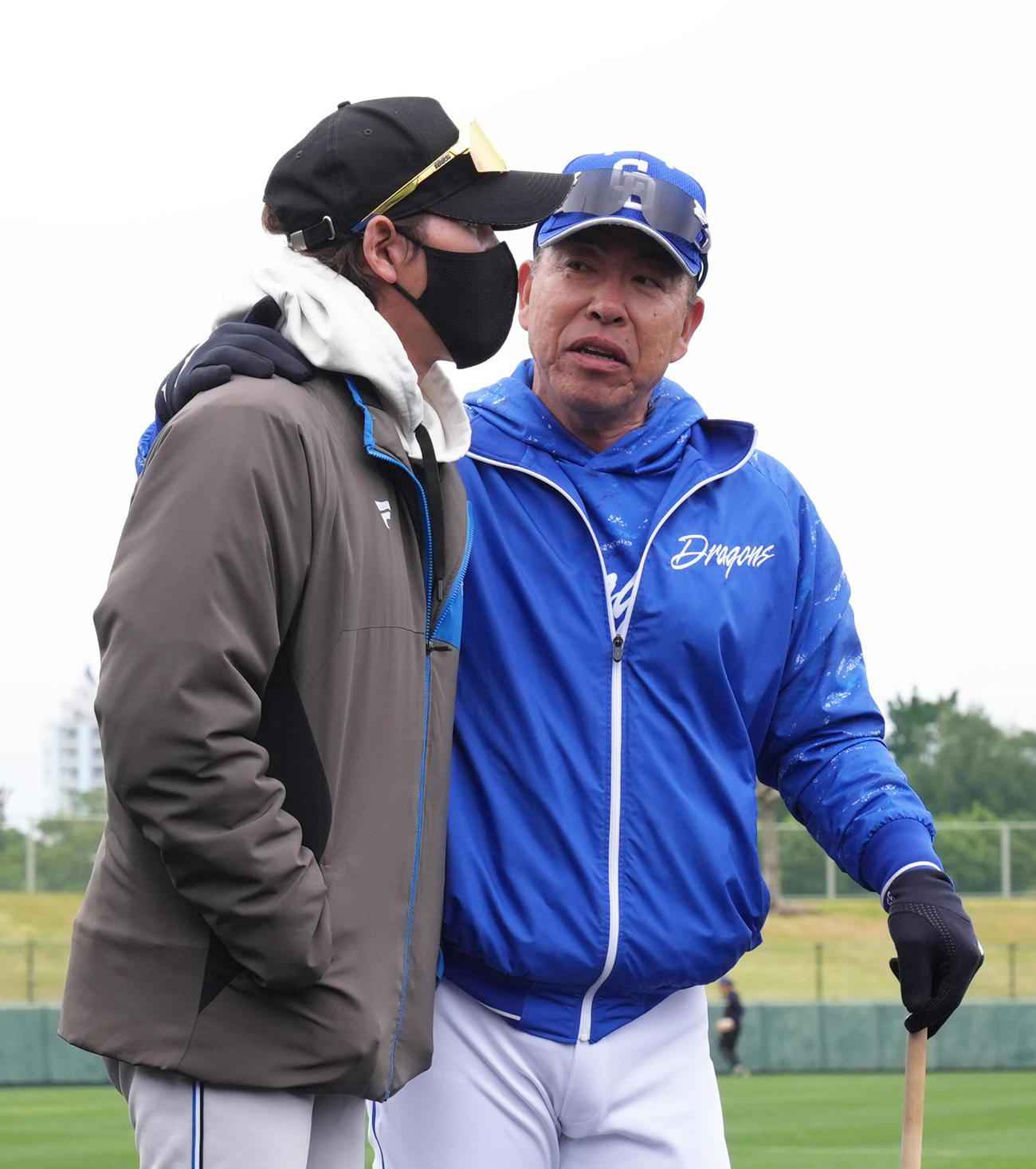 練習試合　中日対日本ハム　日本ハム新庄監督（左）の肩に手を回し話す中日井上監督（撮影・足立雅史）