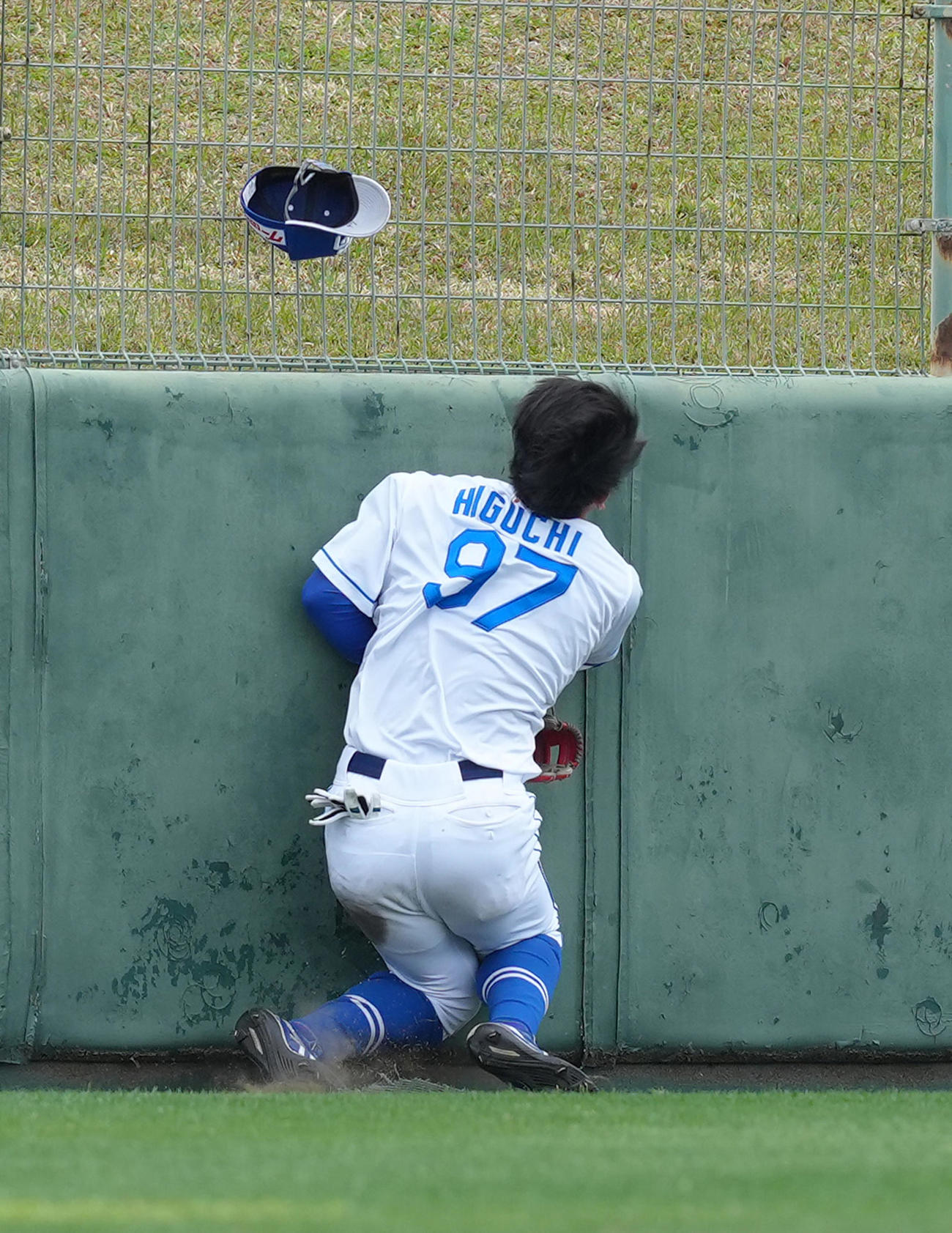 中日対日本ハム　8回表日本ハム2死一塁、マルティネスの打球を追った左翼手樋口はフェンスにぶつかり負傷交代となる（撮影・足立雅史）