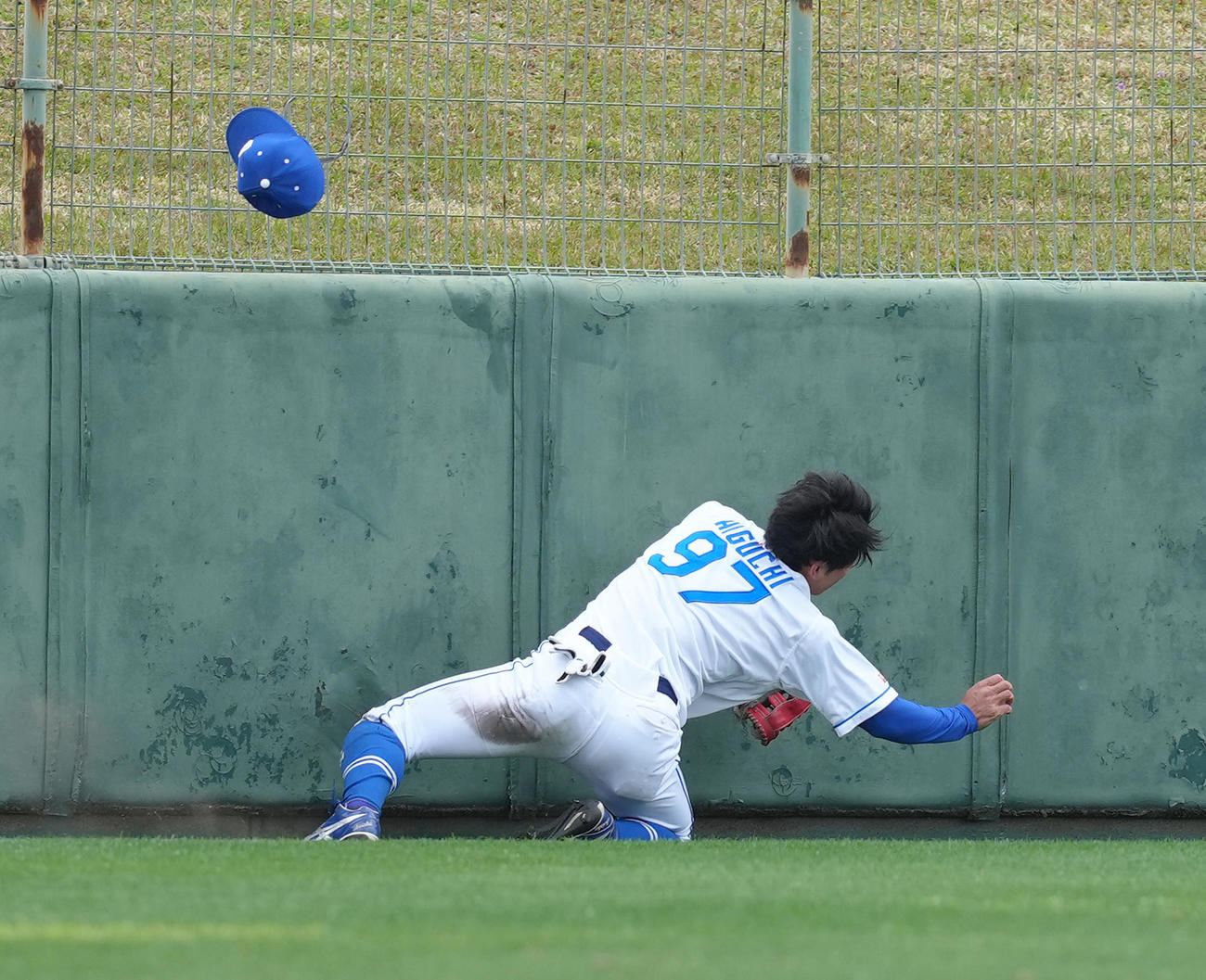 中日対日本ハム　8回表日本ハム2死一塁、マルティネスの打球を追った左翼手樋口はフェンスにぶつかり負傷交代となる（撮影・足立雅史）