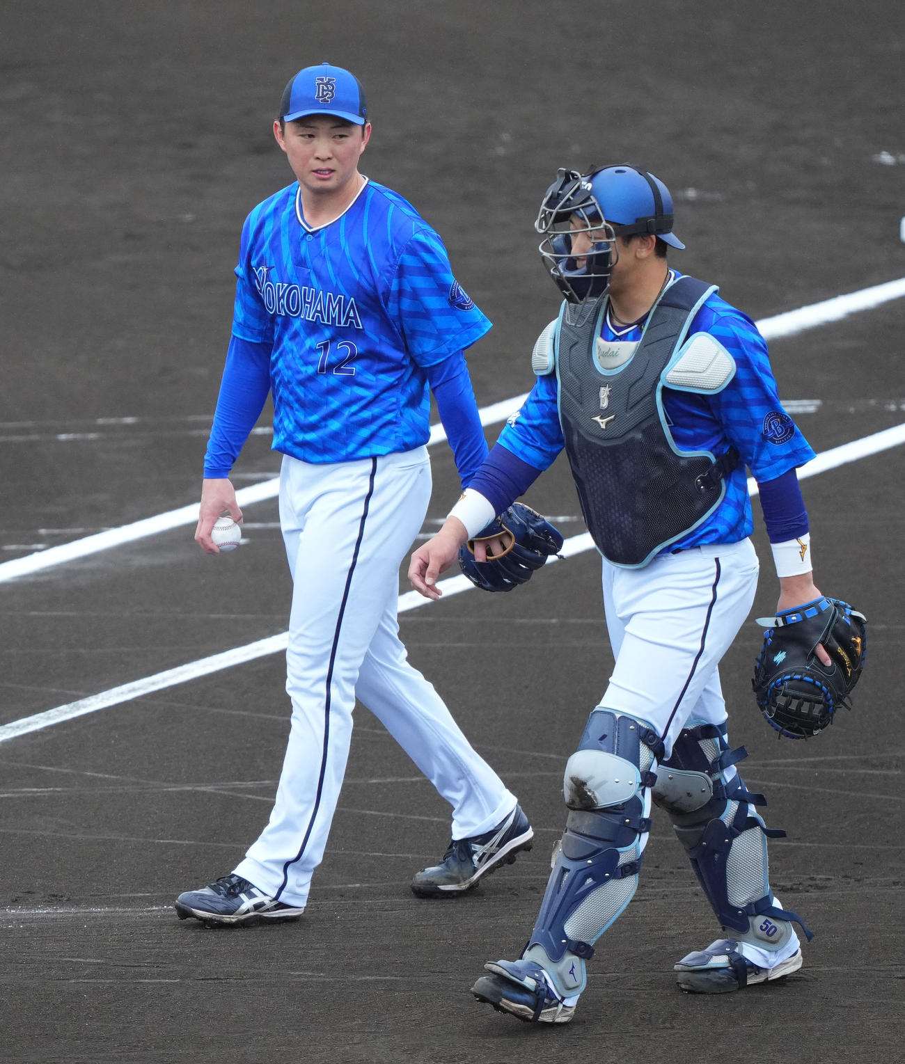 ライブBPへ向かうDeNA竹田。右は山本祐（撮影・横山健太）