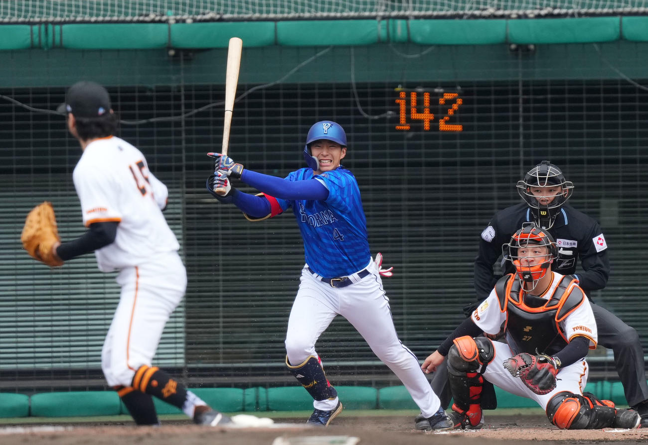 巨人対DeNA 2回表DeNA無死一、二塁、右前適時打を放つ度会。投手田中瑛（撮影・横山健太）