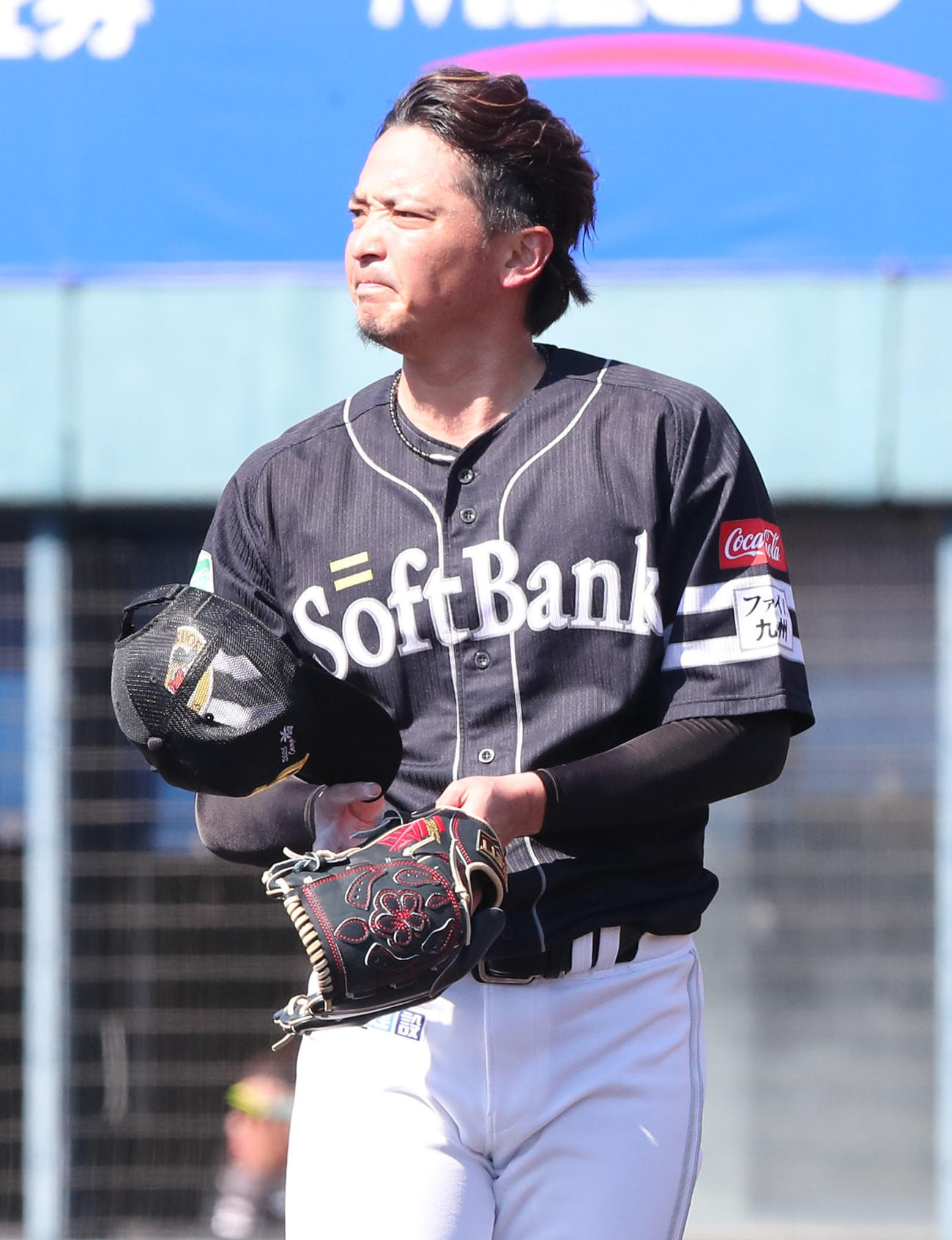 ライブBPに登板し、投げ終えた東浜はあいさつして引きあげる（撮影・梅根麻紀）