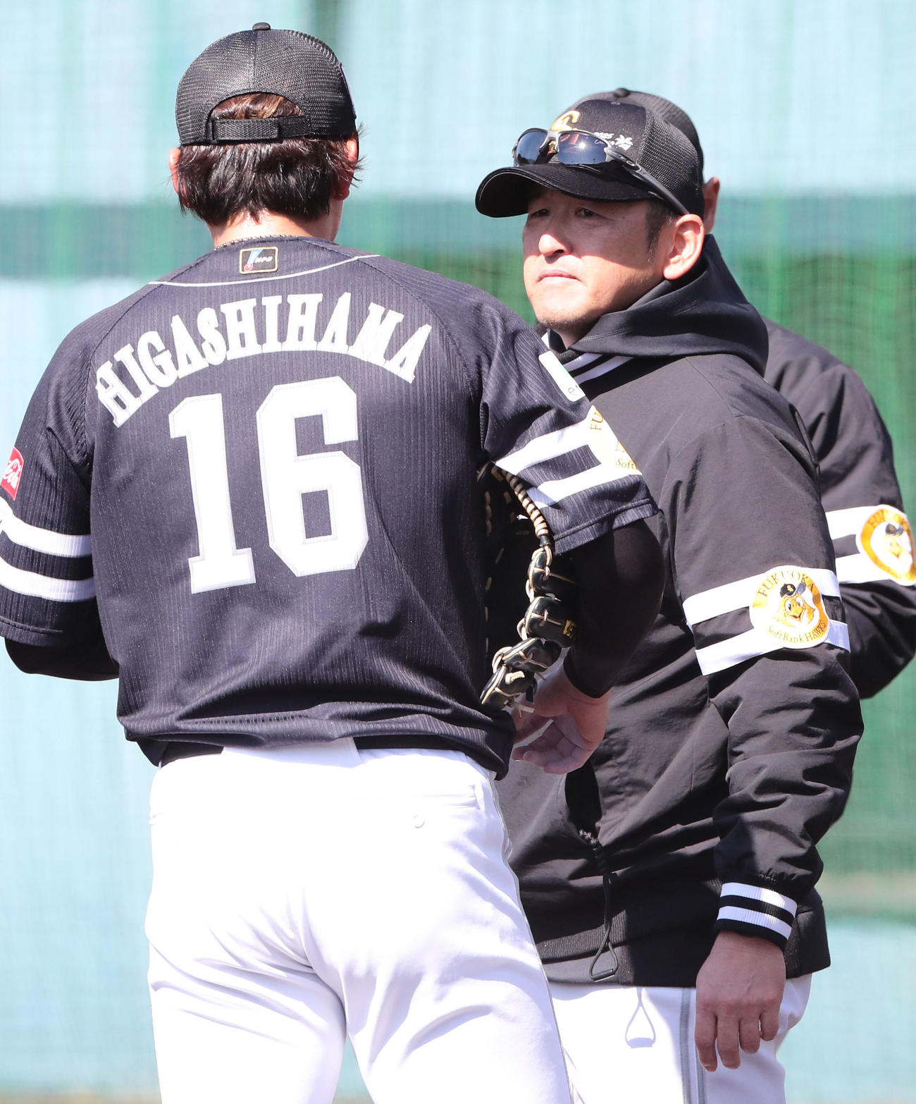 ライブBPに登板し、投げ終えた東浜は倉野コーチに声をかけられる（撮影・梅根麻紀）