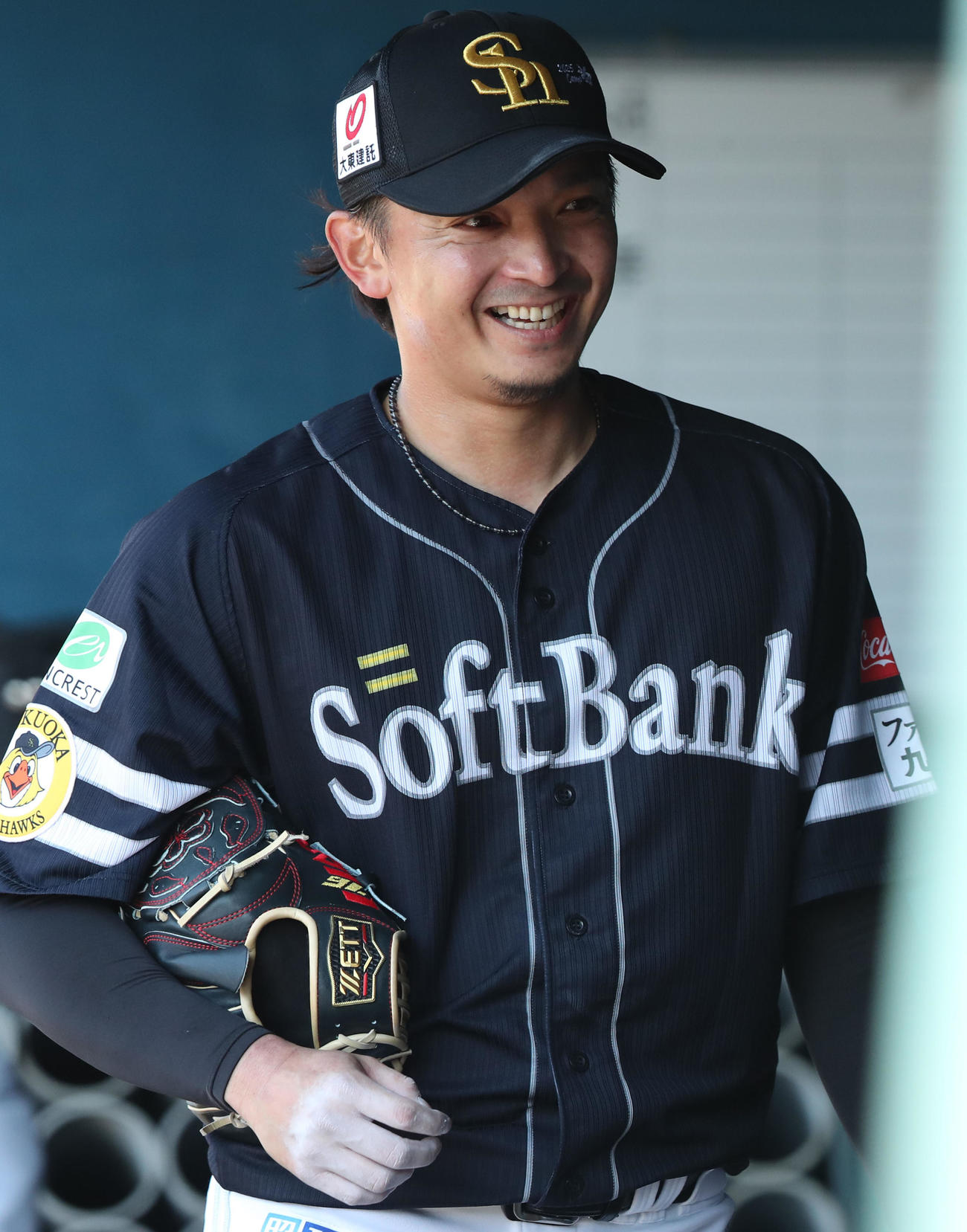 ライブBPに登板し、投げ終えた東浜は笑顔で引きあげる（撮影・梅根麻紀）