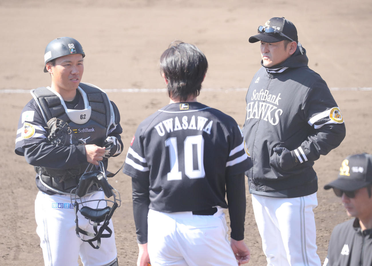 打撃投手を終えた上沢に話をする海野、右は倉野コーチ（撮影・梅根麻紀）
