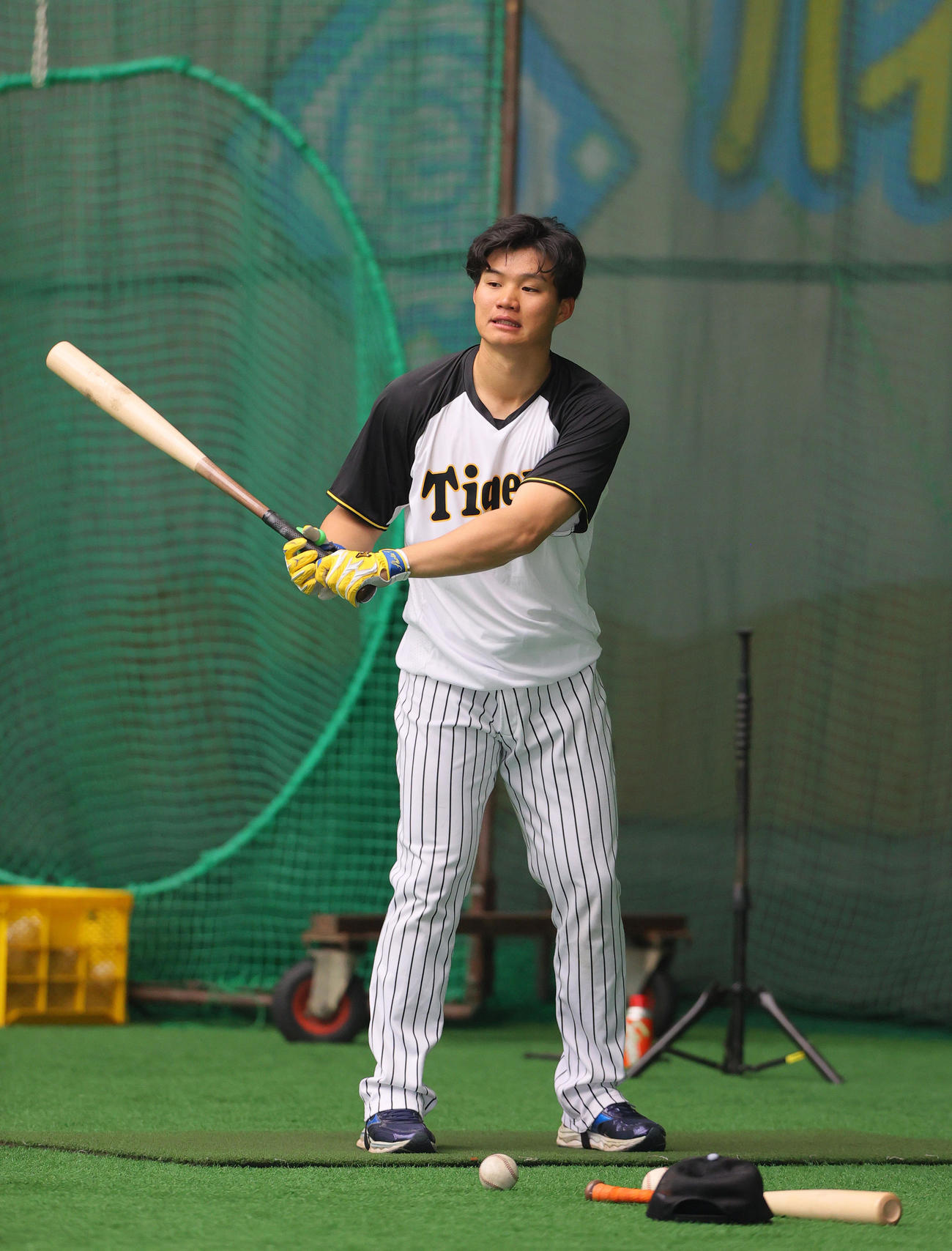 トス打撃に取り組む阪神森下（撮影・上山淳一）