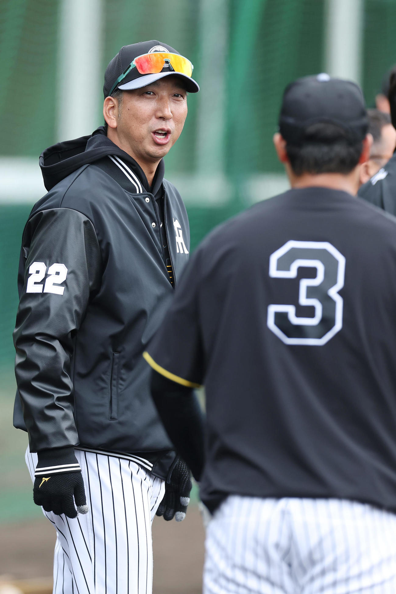 ロングティー打撃を行う阪神大山（手前）と言葉を交わす藤川監督（撮影・前田充）