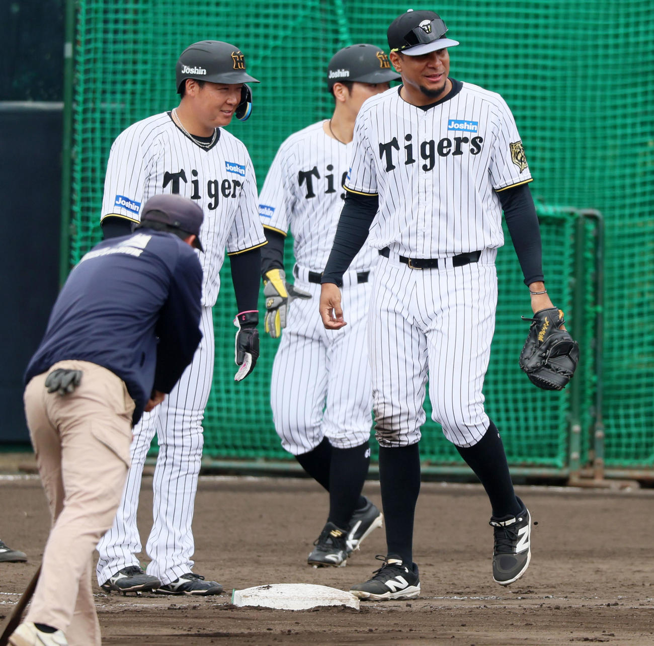 試合形式のノックで大山（左）のファーストミットをはめるヘルナンデス（撮影・加藤哉）