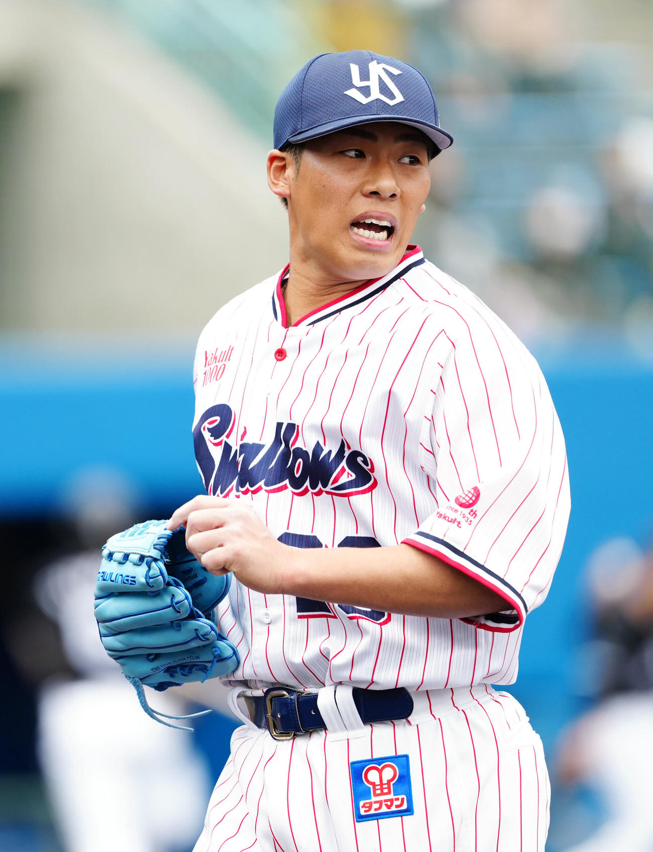 ヤクルト対ロッテ　2回表終了後、ベンチに引き揚げるヤクルト先発の山野（撮影・江口和貴）