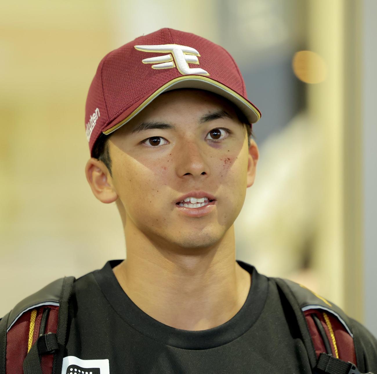 試合後の取材に応じる楽天宗山塁（撮影・河田真司）