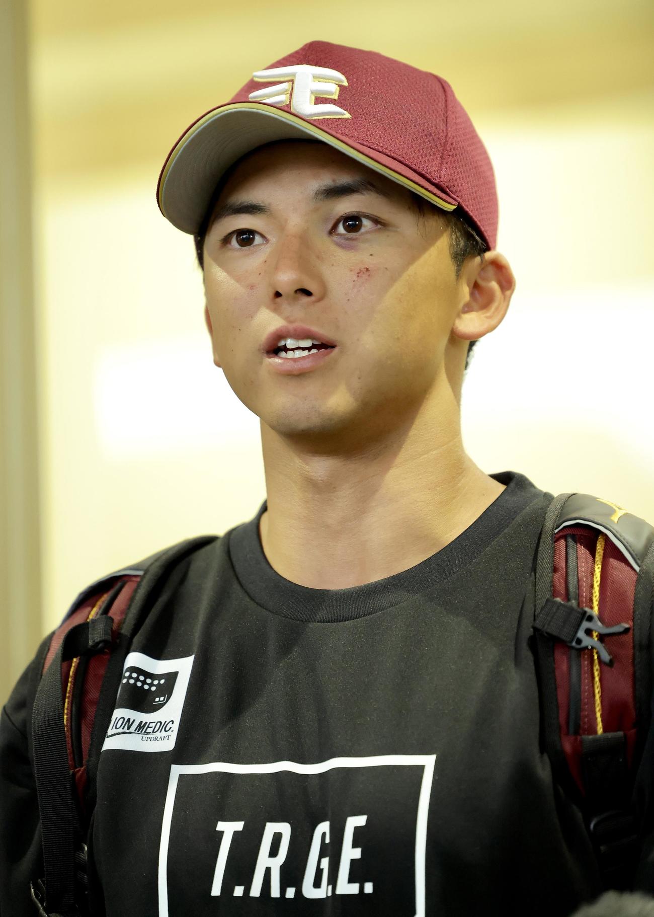 試合後の取材に応じる楽天宗山塁（撮影・河田真司）