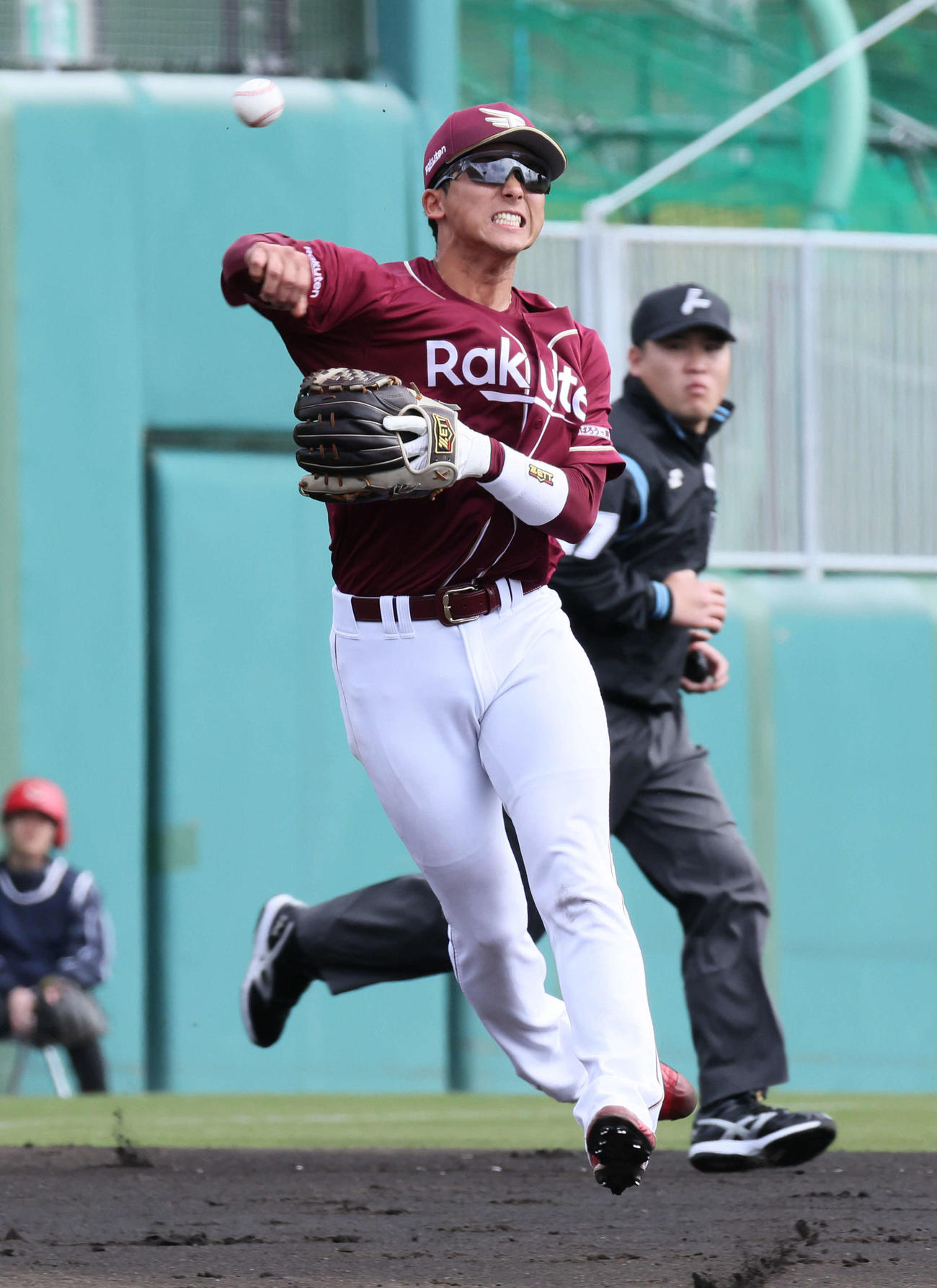 練習試合広島対楽天　2回裏広島無死、中村健の遊ゴロを処理する宗山（撮影・加藤孝規）