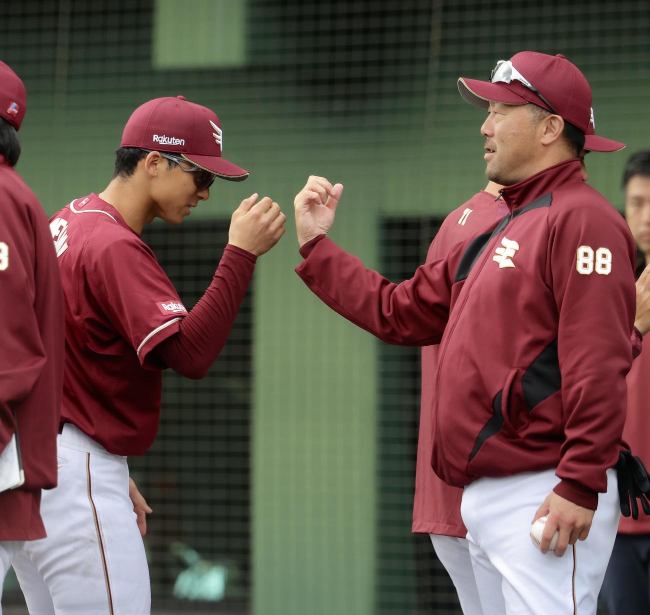 広島対楽天　広島に勝利し、グータッチを交わす楽天宗山（左）と三木監督（撮影・河田真司）