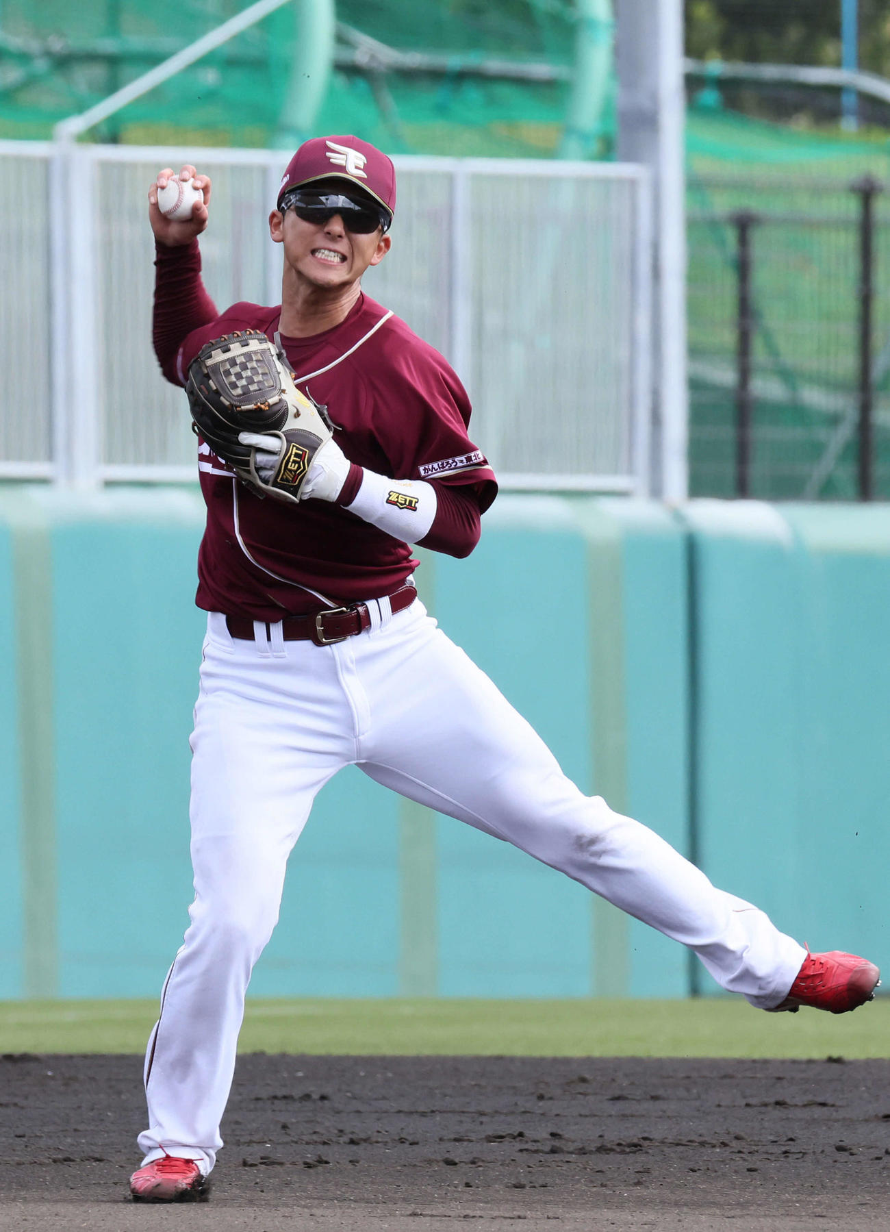 練習試合広島対楽天　2回裏広島無死、中村健の遊ゴロを処理する宗山（撮影・加藤孝規）