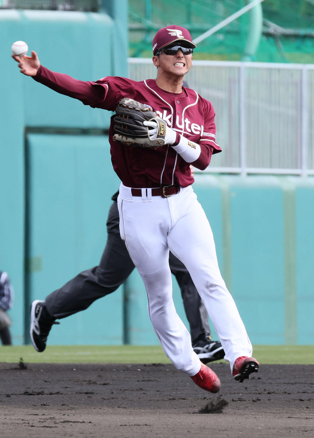 練習試合広島対楽天　2回裏広島無死、中村健の遊ゴロを処理する宗山（撮影・加藤孝規）
