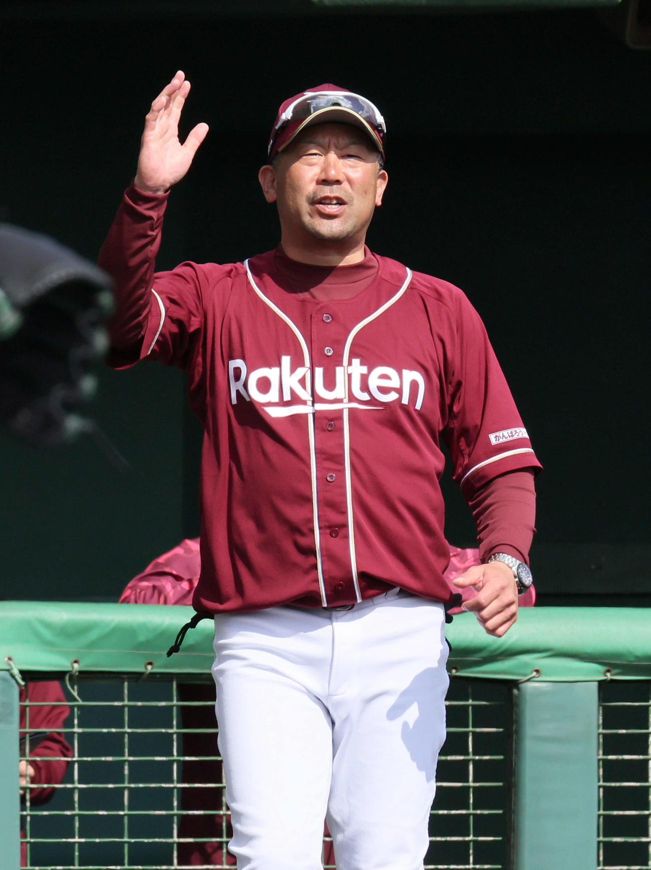 練習試合広島対楽天　4回表楽天無死満塁、走者の交代を告げる三木監督（撮影・加藤孝規）