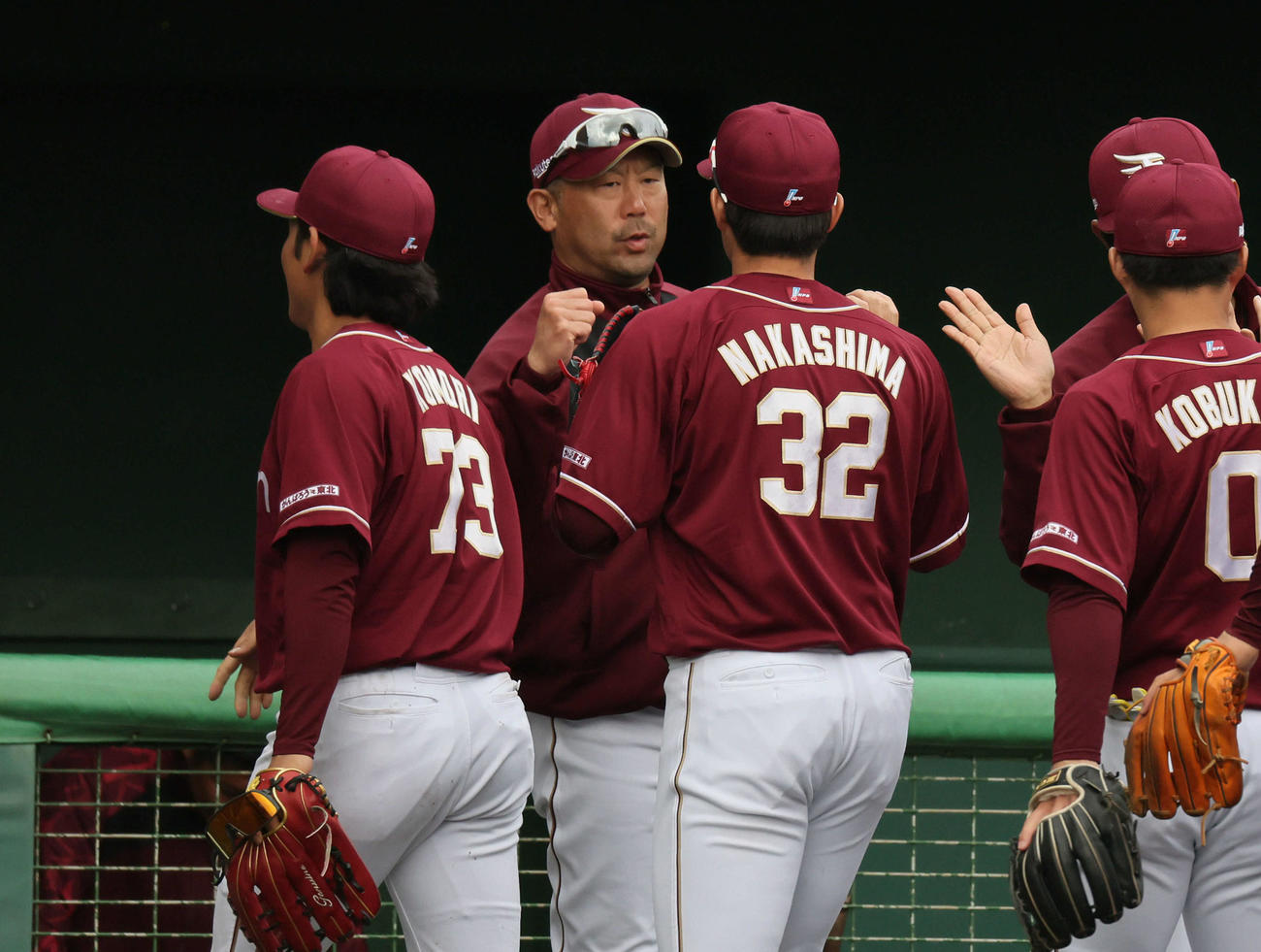 練習試合広島対楽天　快勝したナインを迎える楽天三木監督（撮影・加藤孝規）