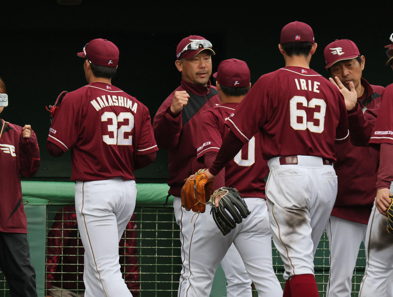 練習試合広島対楽天　快勝したナインを迎える楽天三木監督（中央）（撮影・加藤孝規）
