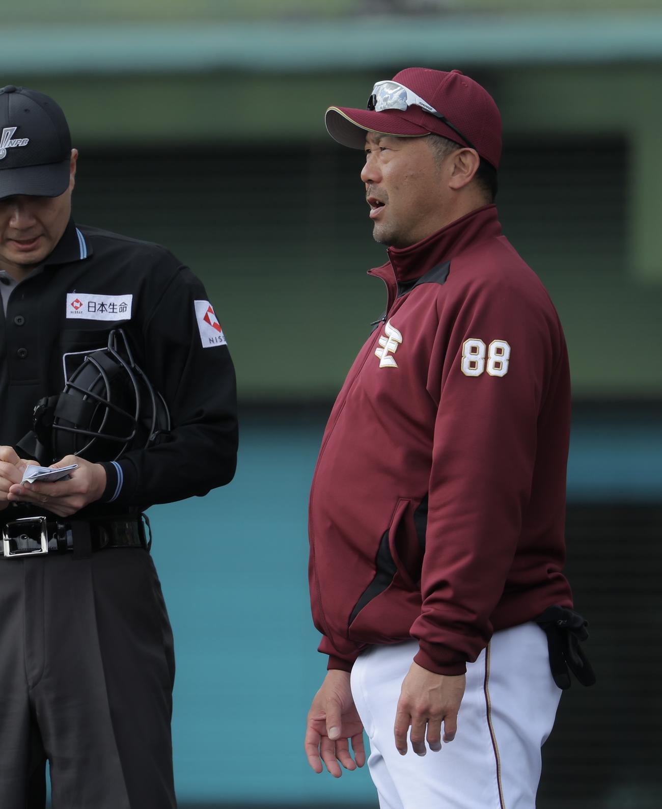 広島対楽天　3回表を終え、選手交代を告げる三木監督（撮影・河田真司）