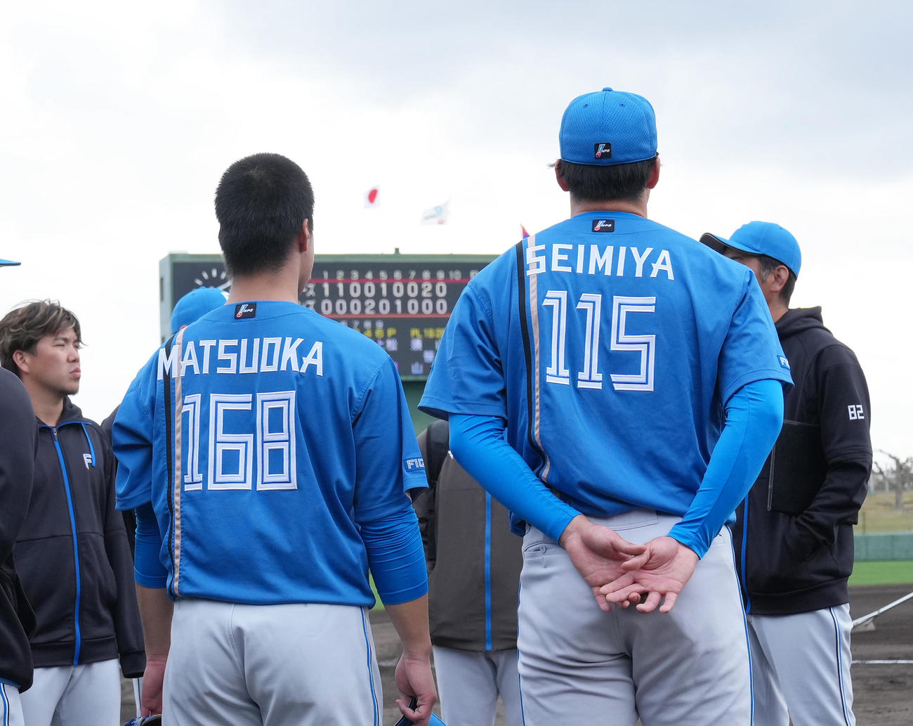 中日対日本ハム　試合後、グラウンドでミーティングに臨む日本ハムの松岡（左）と清宮虎（撮影・足立雅史）