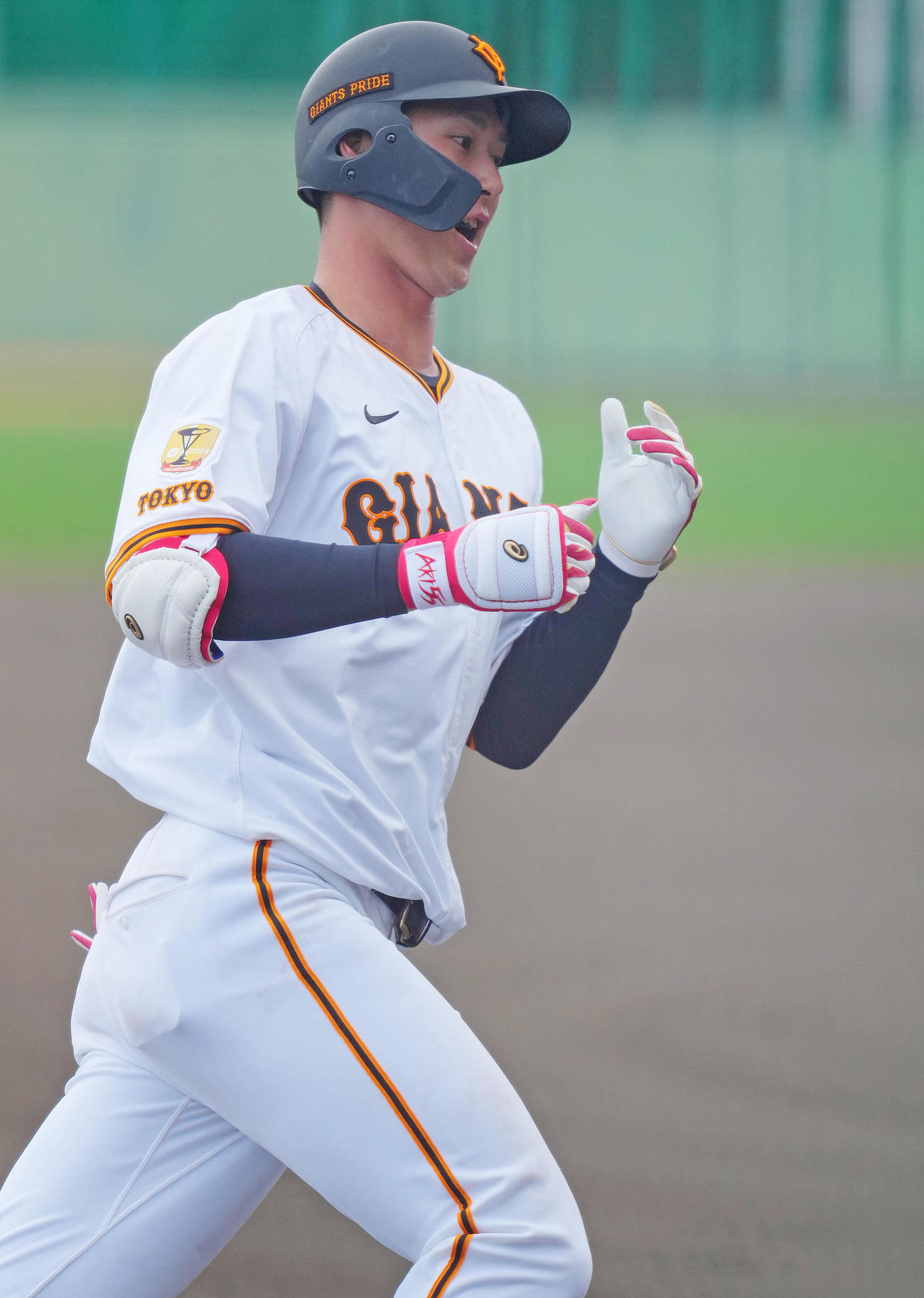 巨人対DeNA 7回裏巨人1死一塁、2点本塁打を放ちガッツポーズする秋広（撮影・垰建太）