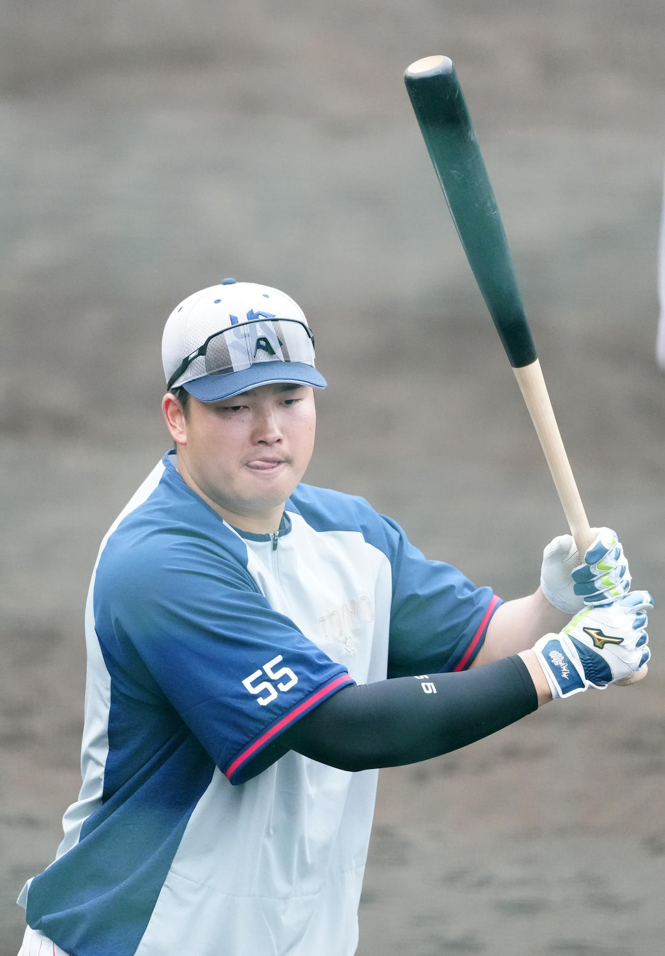 打撃練習に臨むヤクルト村上（撮影・江口和貴）