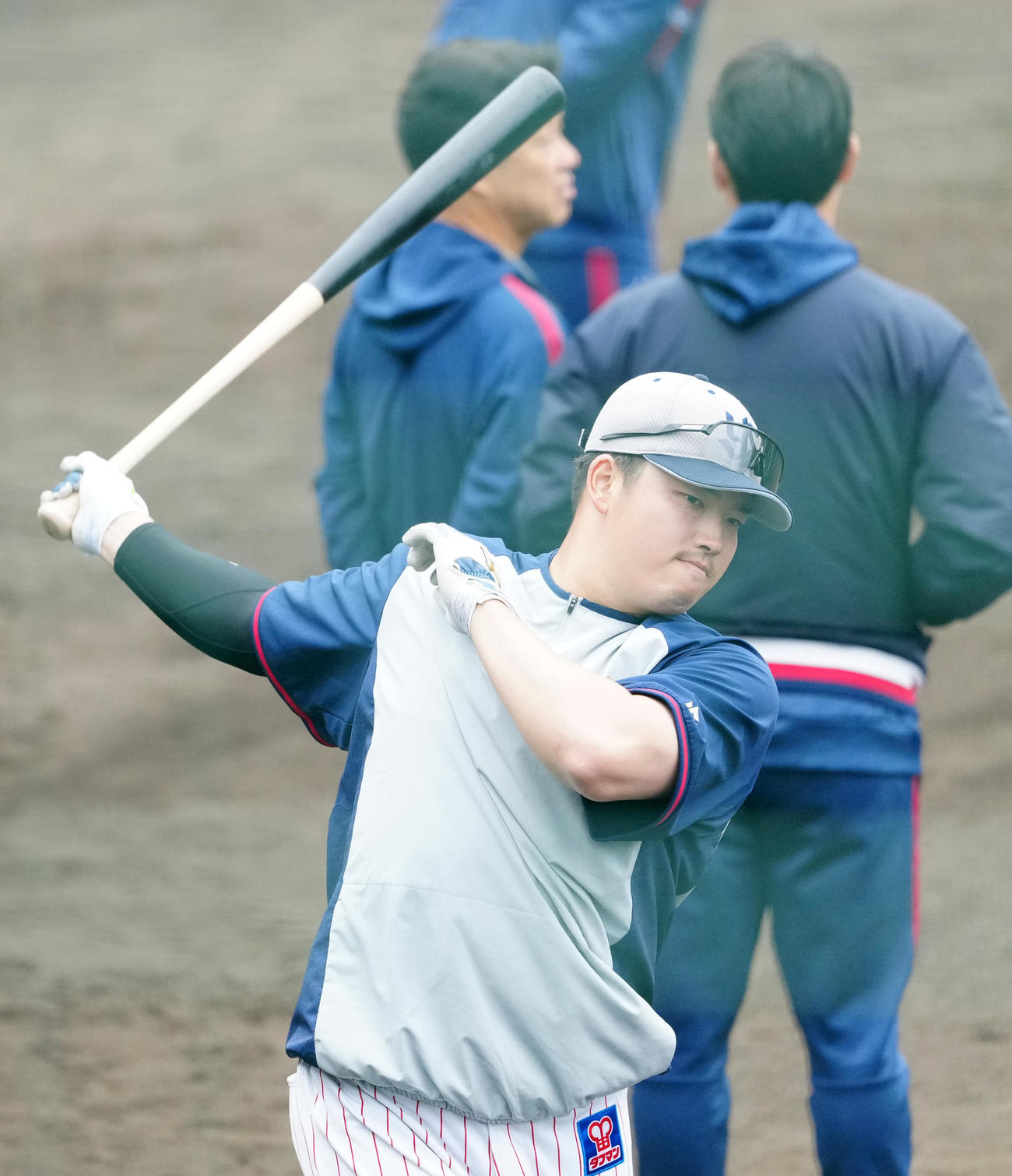 打撃練習に臨むヤクルト村上（撮影・江口和貴）
