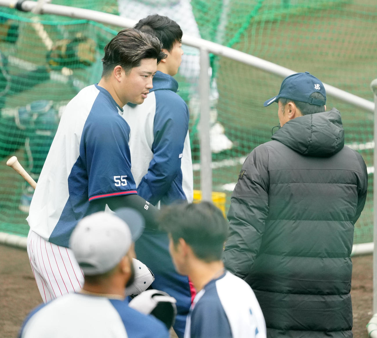 練習中、宮本氏（右）にあいさつするヤクルト村上（撮影・江口和貴）