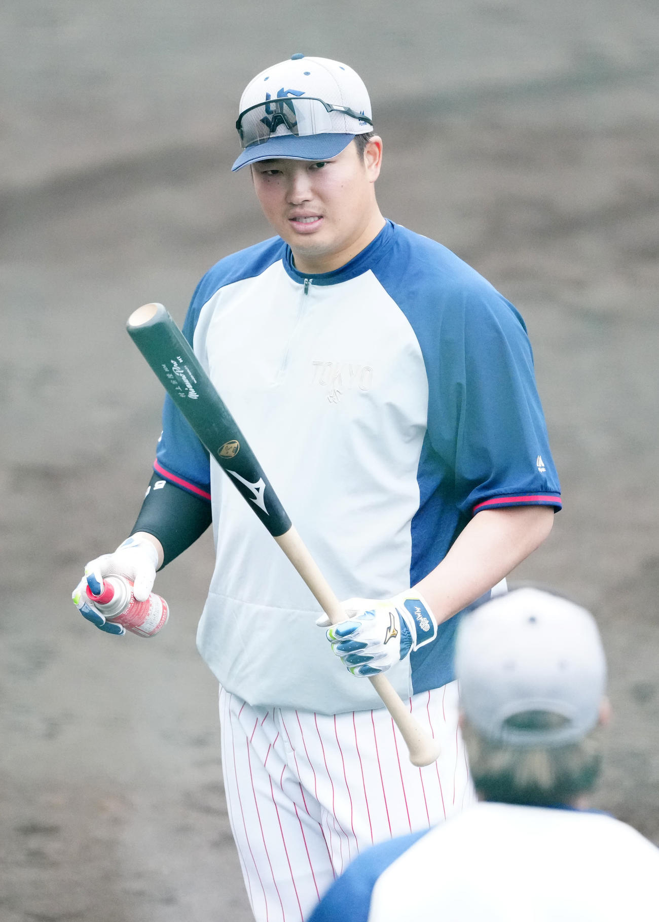 打撃練習に臨むヤクルト村上（撮影・江口和貴）