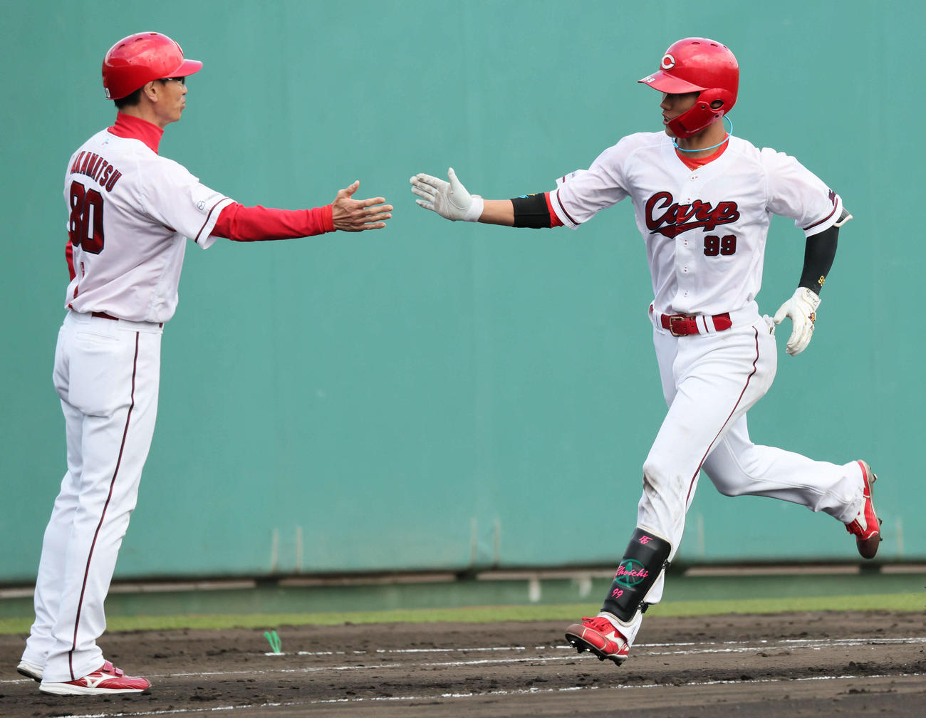 練習試合広島対楽天　8回裏広島無死、左越え本塁打を放った二俣（撮影・加藤孝規）
