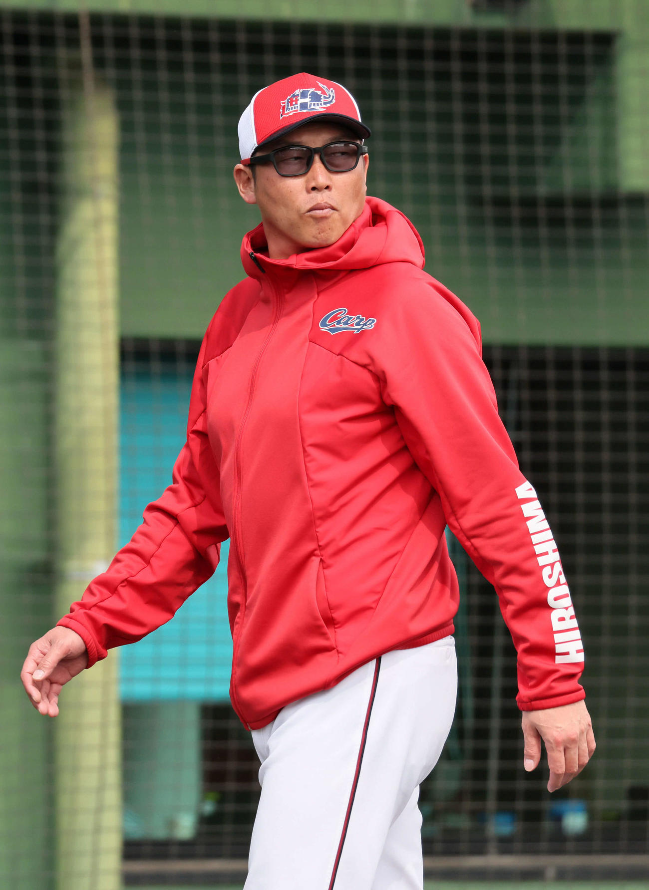 練習試合広島対楽天　4回表楽天、交代を告げる広島新井監督（撮影・加藤孝規）