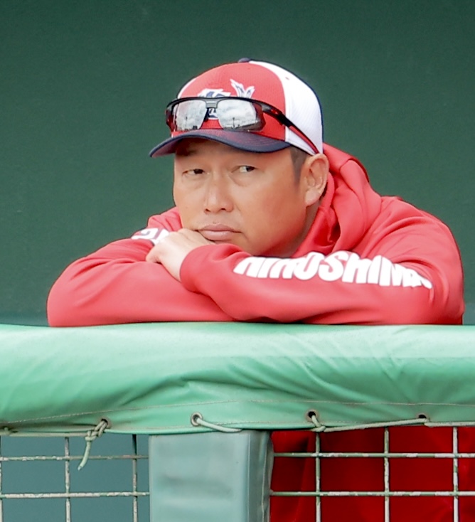 広島対楽天　7回裏、戦況を見守る新井監督（撮影・河田真司）