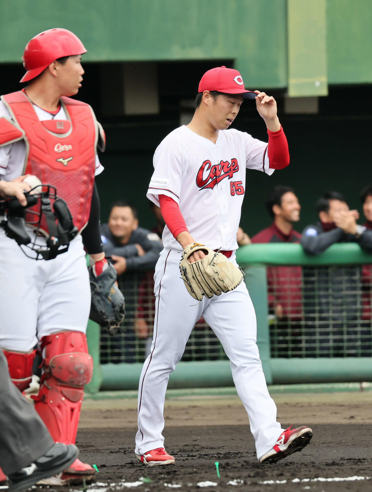 練習試合広島対楽天　1回表楽天2死一、二塁、鈴木大に右越え2点適時打を浴びた玉村撮影・加藤孝規）