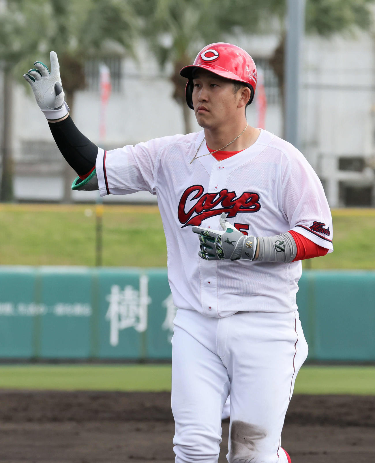 練習試合広島対楽天　2回裏広島2死一、二塁、小園は右適時打を放つ（撮影・加藤孝規）