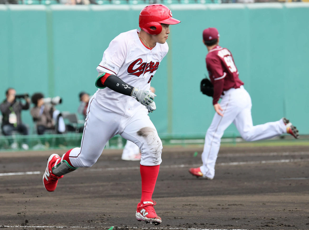 練習試合広島対楽天　2回裏広島2死一、二塁、小園は右適時打を放つ（撮影・加藤孝規）