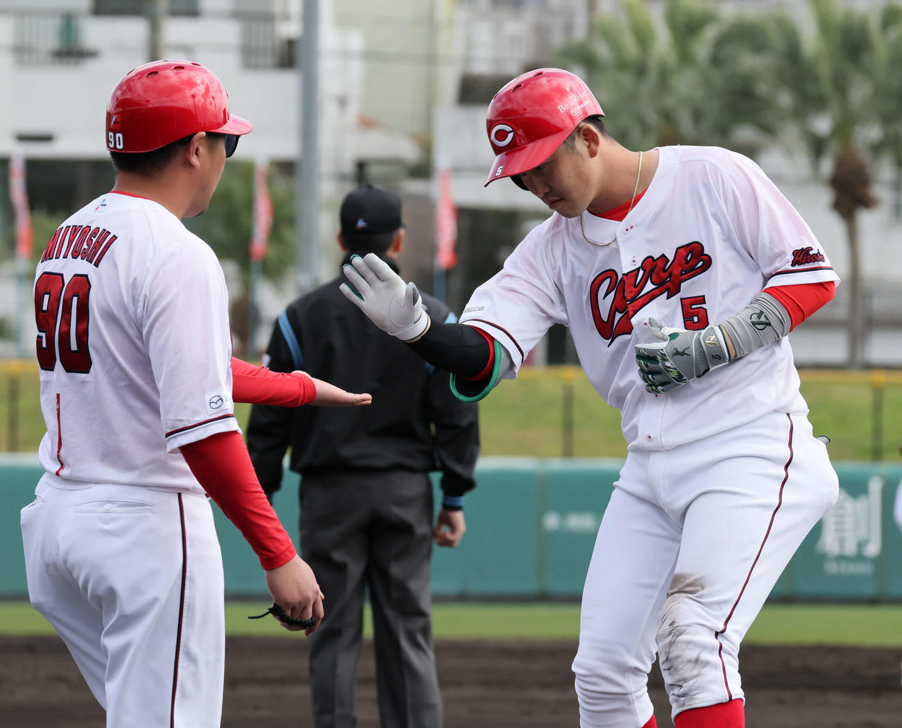 練習試合広島対楽天　2回裏広島2死一、二塁、小園は右適時打を放つ（撮影・加藤孝規）