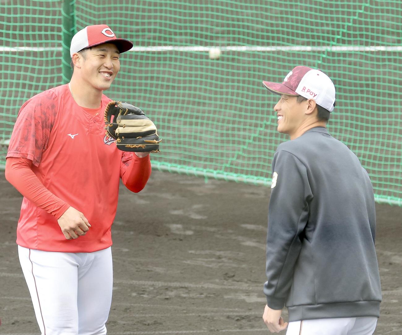 笑顔で言葉を交わす広島小園（左）と楽天辰己（撮影・河田真司）