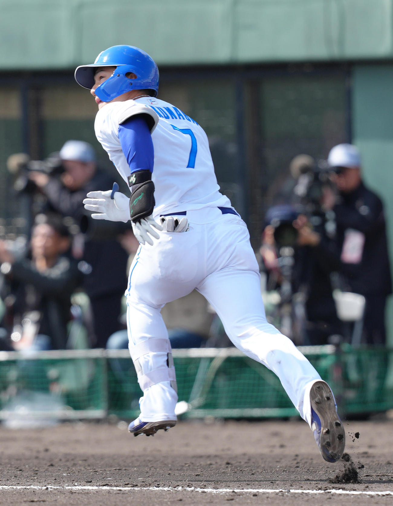 中日対日本ハム　4回裏中日無死、ソロ本塁打を放った福永（撮影・足立雅史）