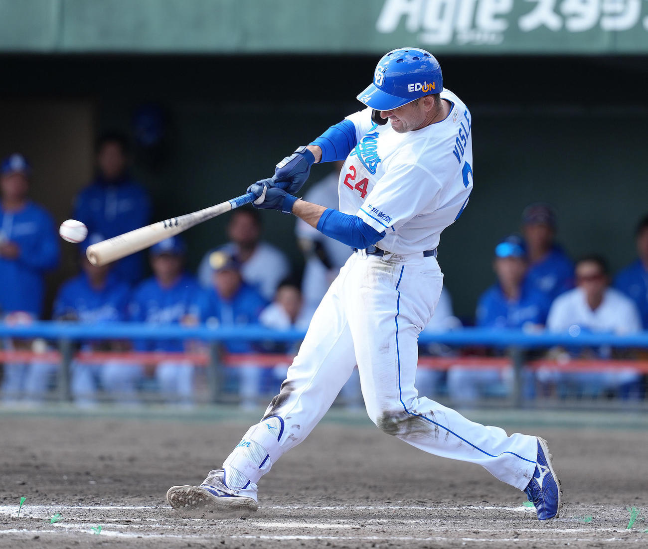 中日対日本ハム　4回裏中日1死一塁、右二塁打を放つボスラー（撮影・足立雅史）