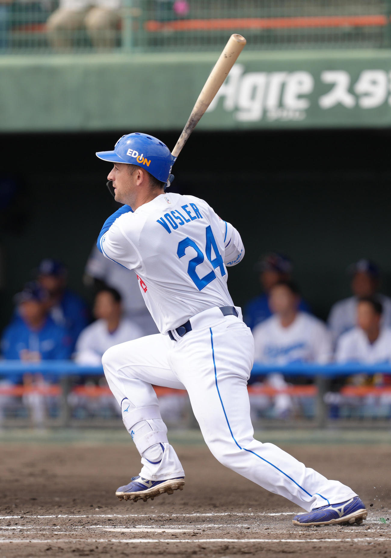 中日対日本ハム　2回裏中日1死一塁、二塁内野安打を放つボスラー（撮影・足立雅史）