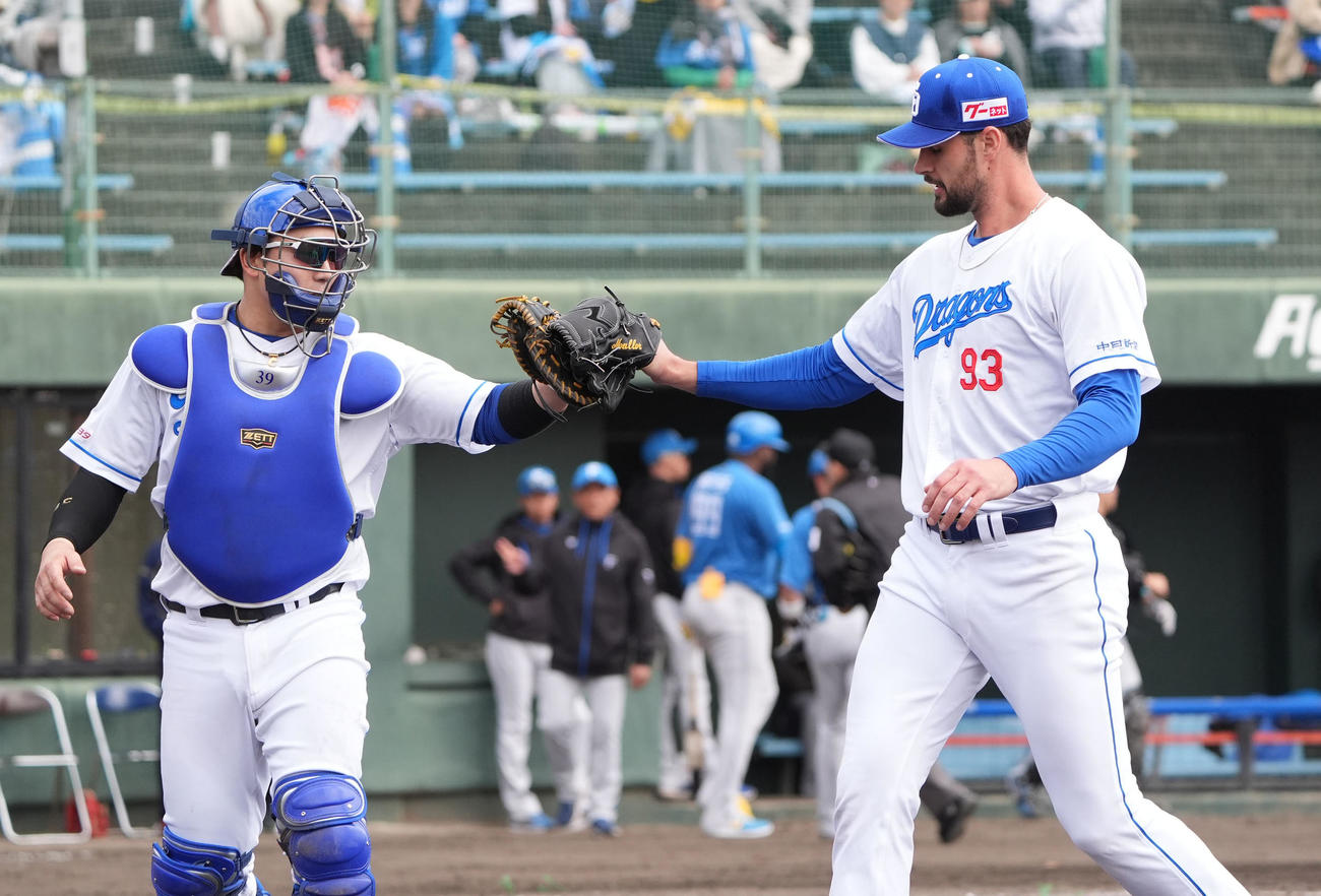 中日対日本ハム　3回表終了、宇佐見とタッチを交わしベンチへ戻るマラー（右）（撮影・森本幸一）