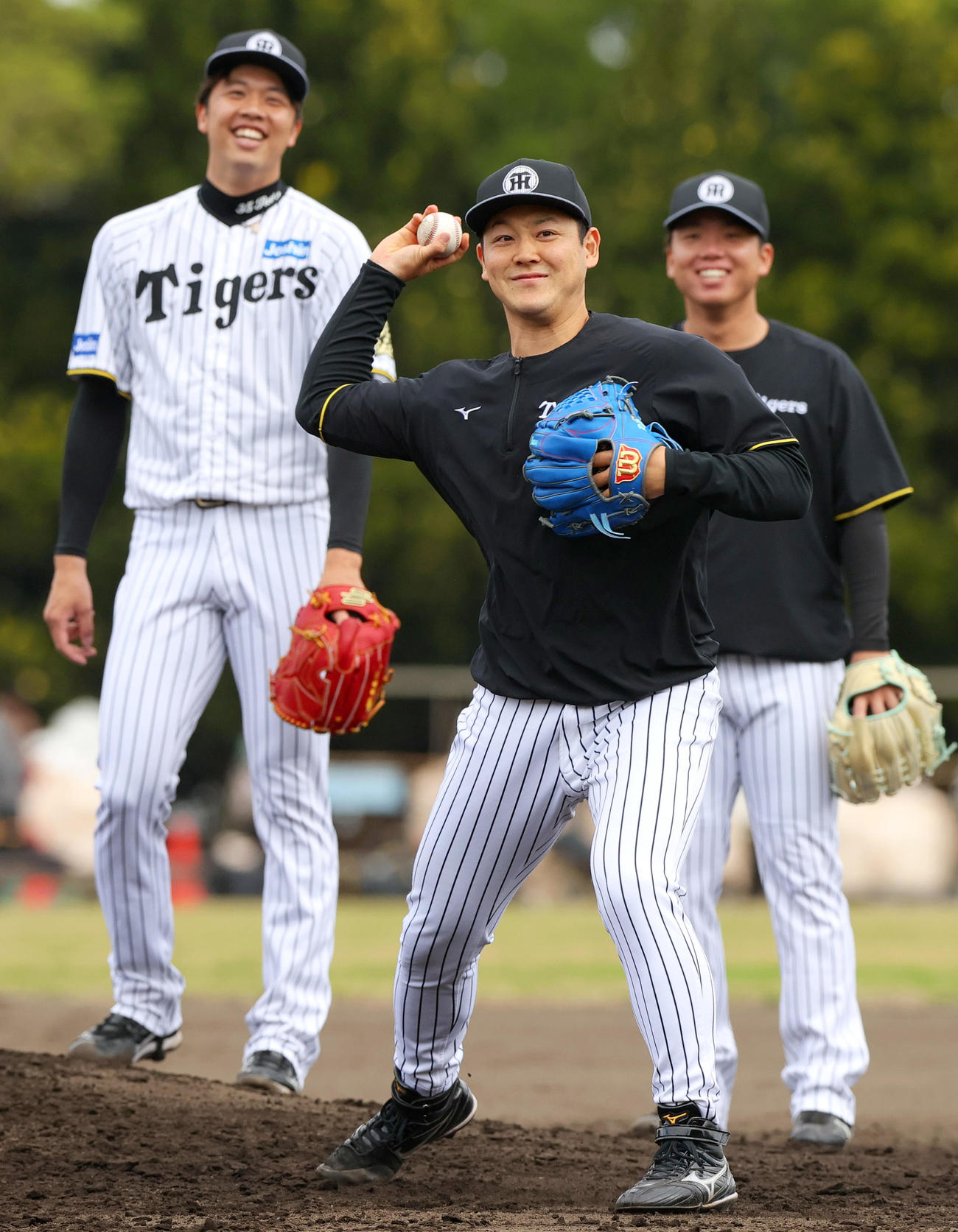 サブグラウンドでリラックスした表情を見せる阪神木下。左は才木、右は村上（撮影・上山淳一）