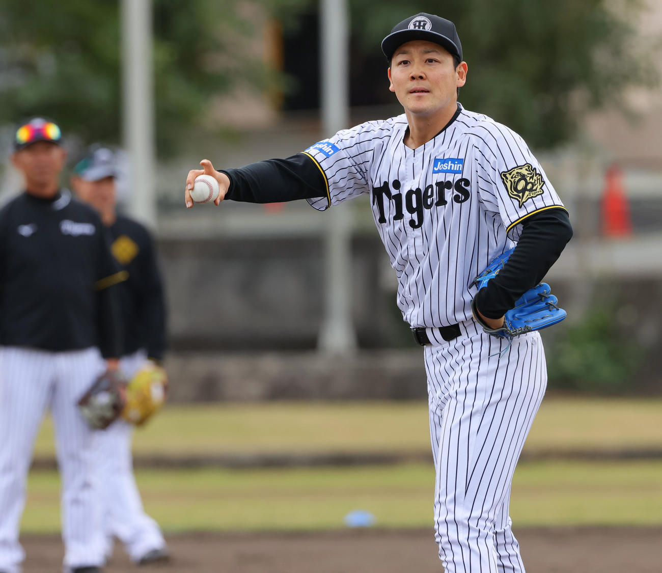 けん制練習する阪神木下（撮影・上山淳一）