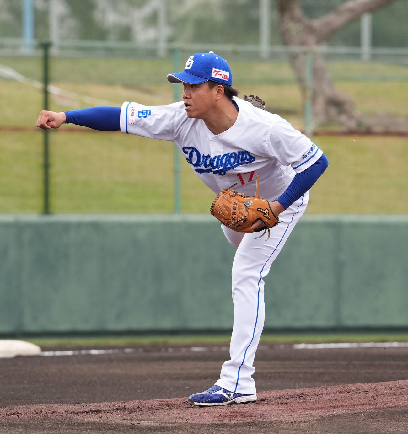 中日対日本ハム　1回表、登板する中日先発の柳（撮影・森本幸一）