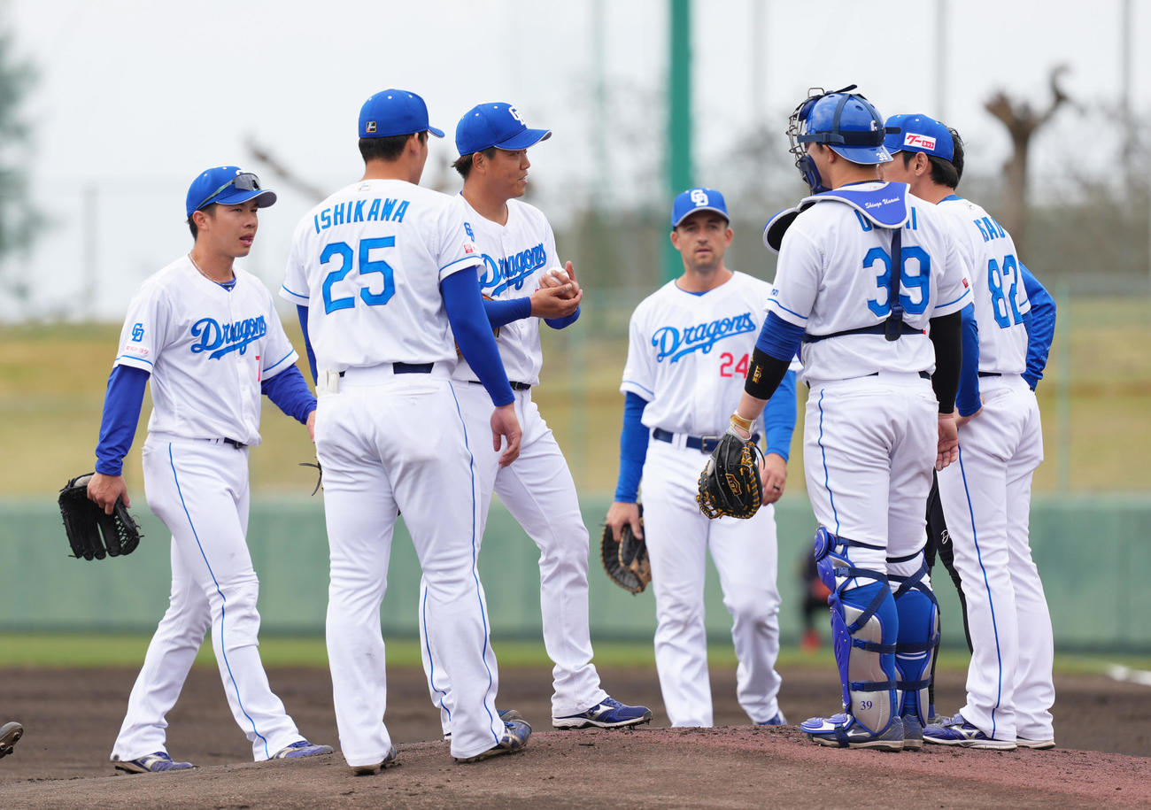 中日対日本ハム　2回、マウンドに集まる中日柳（左から3人目）ら（撮影・足立雅史）