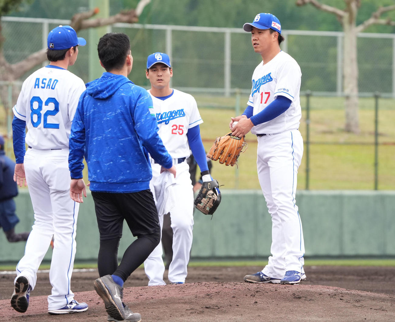 中日対日本ハム　2回表日本ハム1死二塁、マウンドの柳（右）のもとに集まる中日ナイン（撮影・森本幸一）
